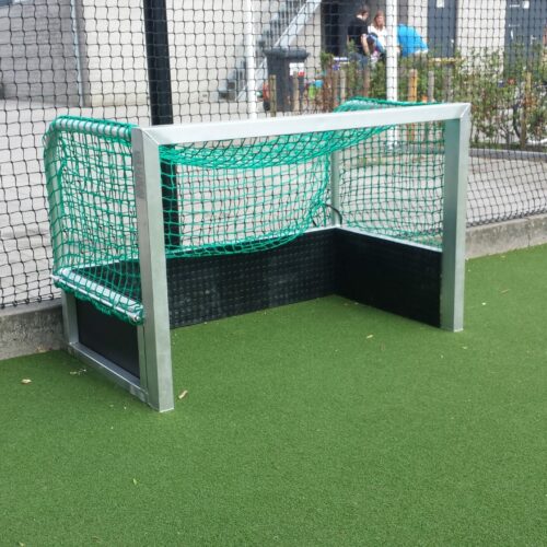 Voor iedereen die mini hockeydoeltjes kopen wil met de beste prijs-kwaliteitverhouding, bieden wij compleet uitgeruste mini-hockeydoelen met slagplanken, net en nethake